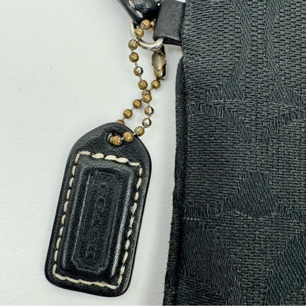 Coach Vintage Signature C Black Wristlet. Leather details. Silver hardware. Y2K